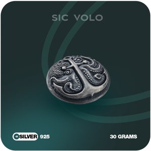 Puede incluir: Un colgante de plata con un diseño detallado de un ancla con un pulpo envuelto alrededor. El colgante pesa 30 gramos y está hecho de plata 925.  Sic Volo está escrito en el fondo.