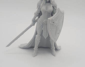 高さ 3 インチの女性騎士のフィギュア: 3D プリント。