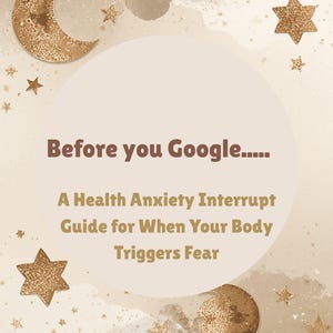 Könnte beinhalten: Eine weiße Keramik-Tasse mit schwarzem Henkel und dem Text "But First, Coffee" in schwarzer, handschriftlicher Schrift. Die Tasse steht auf einer weißen Oberfläche.