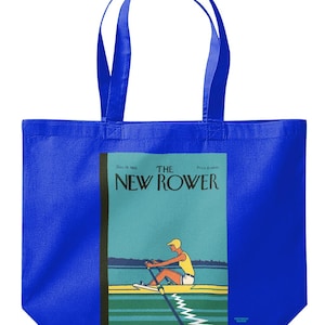 Puede incluir: Un bolso tote azul real con una ilustración vintage de un remero en un lago. La ilustración, titulada "The New Rower", muestra a una persona con camisa y pantalones cortos amarillos remando en un bote. El bolso tiene asas azules a juego.