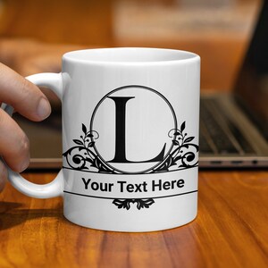 Taza de café personalizada con monograma "L", diseño floral de letras elegantes, texto personalizado, blanco y negro clásico, idea de regalo única