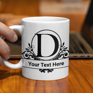 Taza personalizada con monograma D, taza de café con texto personalizado, elegante diseño de letras florales, regalo único para ella, regalo para él, regalo para el regalo de la taza del jefe