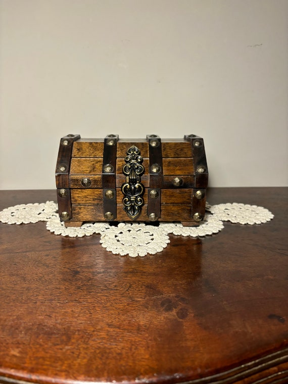 VTG Treasure Chest Jewelry Box Made in Japan