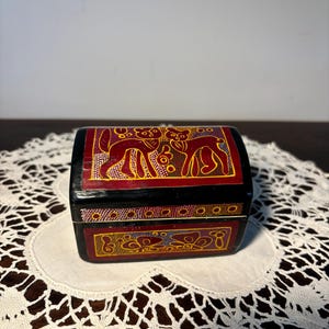 VTG Olinala Wooden Trinket Box Small Lacquered Jewelry Box Handcrafted Guerrero Mexico Art 3.25”x2.25”x2.25”