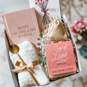 Ensemble de soins pour nouvelle maman et boîte-cadeau pour future maman Journal de grossesse, carte personnalisée, panier-cadeau post-partum avec thé, chocolats, chaussettes douillettes