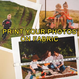Könnte beinhalten: Drei rechteckige Stoffdrucke mit Farbfotografien von Kindern und Familien im Freien. Der untere Druck ist mit einem weißen Maßband überlagert, das eine Länge von 53 cm anzeigt. Der Text PRINT YOUR PHOTOS ON FABRIC ist mittig platziert.