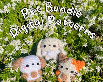 Może przedstawiać: Cyfrowy wzór PDF do pobrania do szydełkowania trzech uroczych pluszaków amigurumi dla zwierząt domowych: białego króliczka, brązowego i białego szczeniaka oraz pomarańczowego i białego kota. Pluszaki leżą na łóżku z białych kwiatów.
