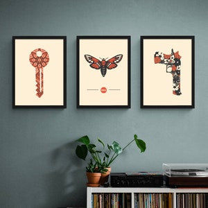 Vintage Tattoo inspiriertes Drucktrio. Pop-Art-Poster. Skurriler, moderner Schlüssel, Waffe und Motte. Einzigartige Wohndeko. A3 und A2 gerahmt oder ungerahmt.