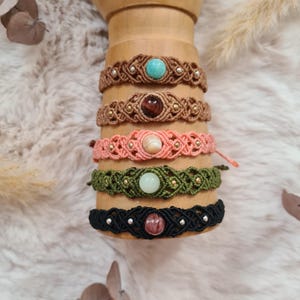 Micro macrame bracelet with natural stone, boho bracelet, hippie chic, handmade, customizable