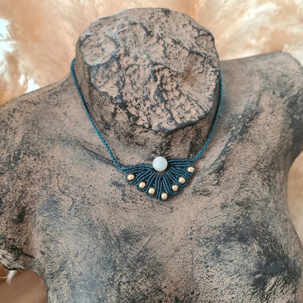 Collier Mokïa en macramé avec pierre de lune, pierre naturelle, ras de cou bohème, hippie chic, fait main, entièrement personnalisable.