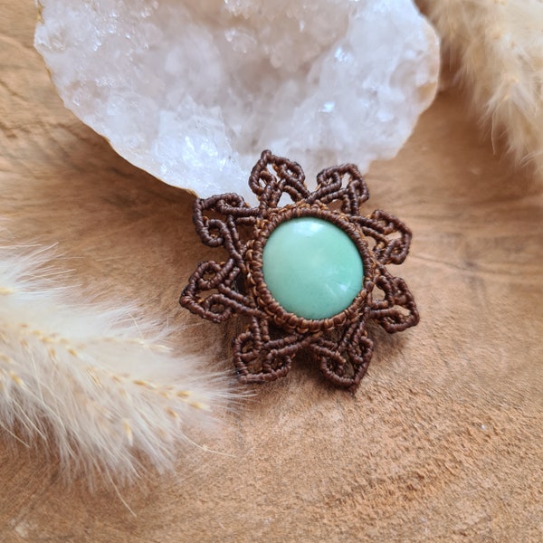 Broche mandala en macramé ornée d'une chrysoprase, pierre naturelle, accessoire bohème chic, broche boho, bijou médiéval, broche elfique