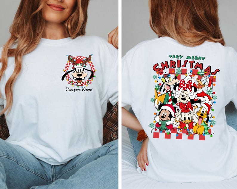 Op de afbeelding: Wit T-shirt met een kerstontwerp met Mickey Mouse, Minnie Mouse, Goofy, Donald Duck en Pluto. De tekst "Very Merry Christmas" staat op de achterkant van het shirt.