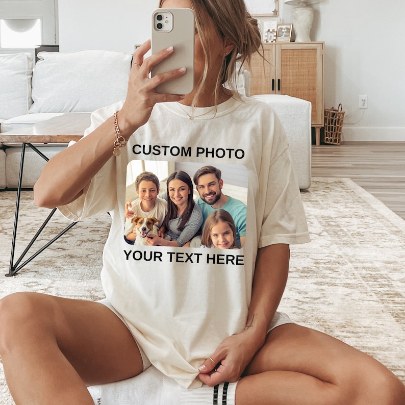 Może przedstawiać: Biała koszulka z nadrukiem zdjęcia rodziny i psa. Na koszulce widnieje tekst "CUSTOM PHOTO" i "YOUR TEXT HERE".
