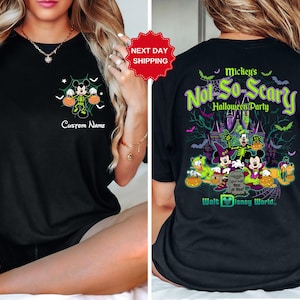 K&ouml;nnte beinhalten: Schwarzes T-Shirt mit Mickey Mouse in einem Halloween-Kost&uuml;m, das K&uuml;rbisse h&auml;lt. Auf der Vorderseite steht "Custom Name", auf der R&uuml;ckseite "Mickey's Not-So-Scary Halloween Party" und "Walt Disney World".