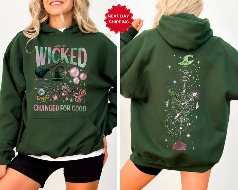 Puede incluir: Sudadera con capucha verde oscuro con el texto "WICKED CHANGED FOR GOOD" en una fuente colorida y caprichosa. La parte delantera presenta un sombrero de bruja, una escoba y burbujas. La parte trasera tiene un dise&ntilde;o a juego con un sombrero y elementos celestiales.