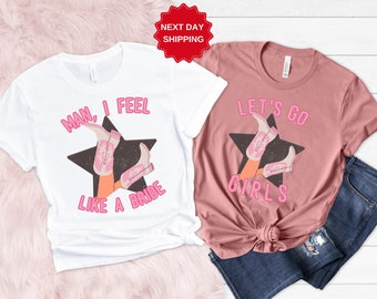 Puede incluir: Dos camisetas con una estrella rosa y botas de vaquero rosas. La camiseta blanca dice "Man, I feel like a bride". La camiseta rosa dice "Let's go girls".