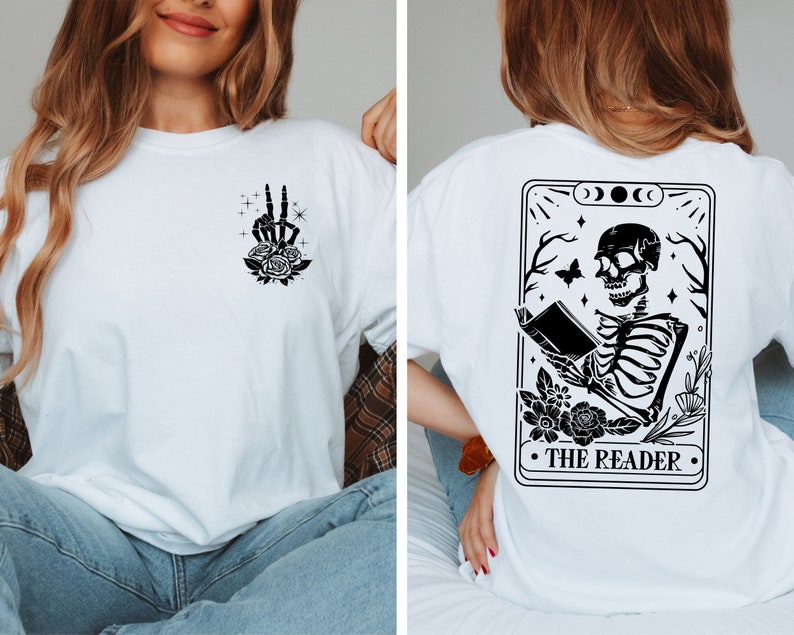 以下が含まれることがあります： 白地に黒と白のグラフィックがプリントされたTシャツ。背面には、本を読んでいる骸骨のイラストと「The Reader」の文字がプリントされている。前面には、バラを持った骸骨の手のイラストがプリントされている。