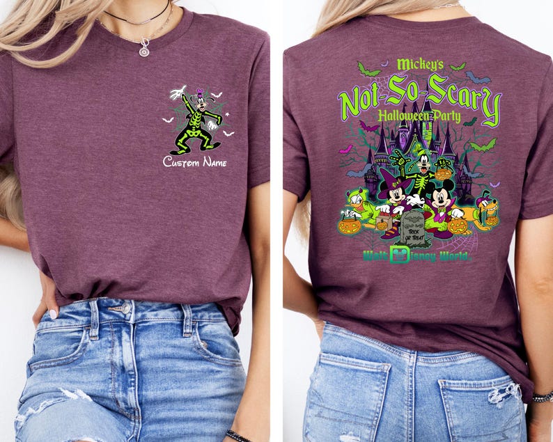 K&ouml;nnte beinhalten: Burgunderfarbenes T-Shirt mit Halloween-Design. Auf der Vorderseite des Shirts befindet sich eine Cartoonfigur in einem gr&uuml;n-schwarzen Kost&uuml;m mit dem Text "Custom Name". Auf der R&uuml;ckseite des Shirts befindet sich eine Grafik von Mickey's Not So Scary Halloween Party.