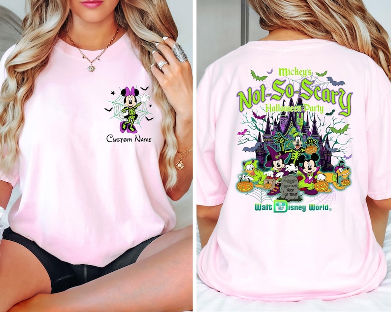 K&ouml;nnte beinhalten: Hellrosa T-Shirt mit Halloween-Motiv. Auf der Vorderseite befindet sich ein Minnie Mouse-Design mit dem Text "Custom Name". Auf der R&uuml;ckseite ist "Mickey's Not-So-Scary Halloween Party" mit Disney-Figuren und einem Spukschloss abgebildet.