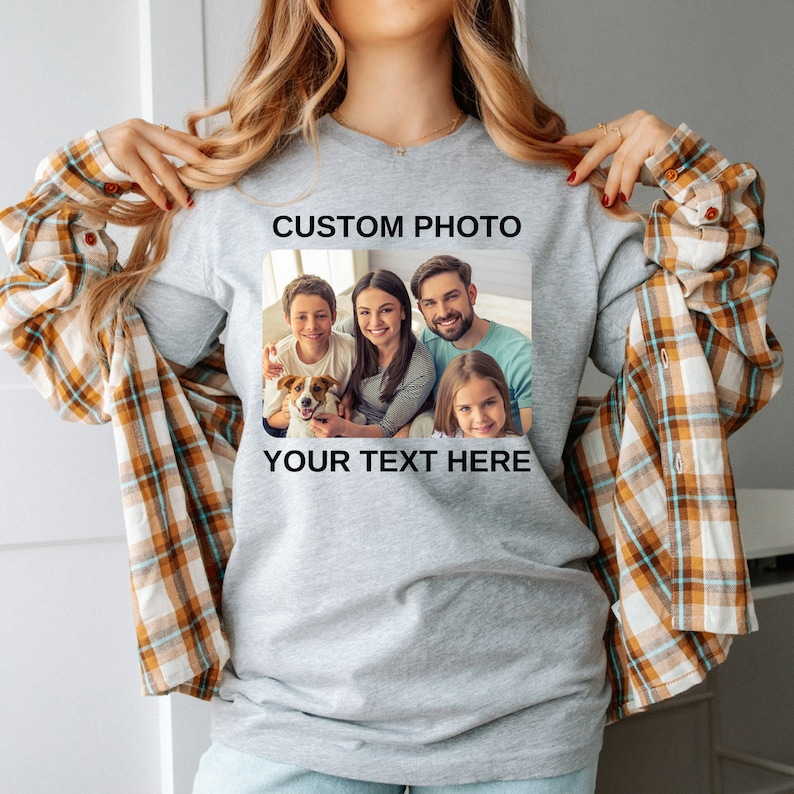 Może przedstawiać: Szara koszulka z nadrukiem zdjęcia rodziny z psem i tekstem "CUSTOM PHOTO" oraz "YOUR TEXT HERE".