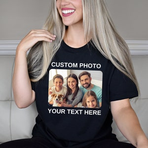 Może przedstawiać: Czarny T-shirt z białą ramką wok&oacute;ł zdjęcia rodziny z psem. Tekst "CUSTOM PHOTO" i "YOUR TEXT HERE" jest nadrukowany na koszulce na biało.