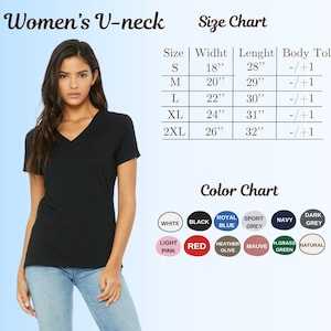 K&ouml;nnte beinhalten: Ein schwarzes V-Ausschnitt-T-Shirt wird gezeigt, mit einer Gr&ouml;&szlig;entabelle, die Breiten von 45.7 cm bis 66 cm und L&auml;ngen von 71.1 cm bis 81.3 cm angibt. Eine Farbkarte enth&auml;lt Optionen wie Wei&szlig;, Schwarz, Rot und Marine. Das T-Shirt wird von einer Person getragen.