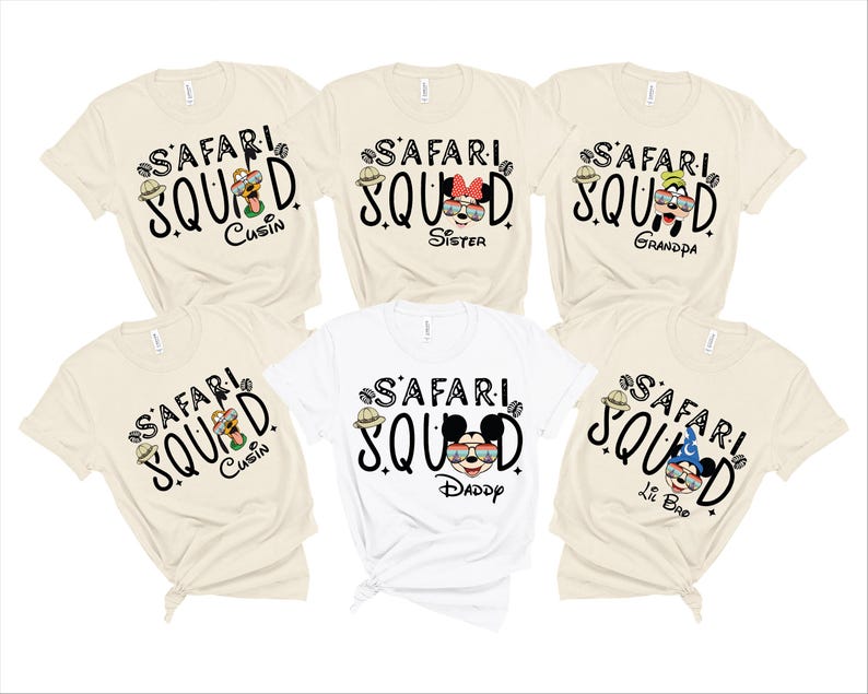 K&ouml;nnte beinhalten: Eine Sammlung cremefarbener und wei&szlig;er T-Shirts mit dem schwarzen Schriftzug "SAFARI SQUAD". Jedes Shirt hat eine andere Charaktergrafik und Familienrolle: Cousin, Schwester, Opa, Daddy und Lil Bro. Ein lustiges Familienthema.