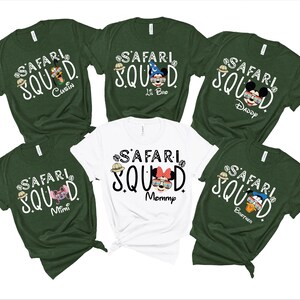 K&ouml;nnte beinhalten: Eine Auswahl an gr&uuml;nen und wei&szlig;en T-Shirts mit dem Text "SAFARI SQUAD" und verschiedenen Charakterdesigns. Die Shirts sind mit "Cousin", "Li'l Bro", "Daddy", "Mimi", "Mommy" und "Brother" beschriftet.