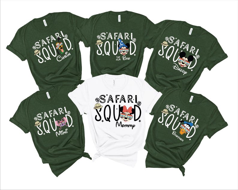 K&ouml;nnte beinhalten: Eine Auswahl an gr&uuml;nen und wei&szlig;en T-Shirts mit dem Text "SAFARI SQUAD" und verschiedenen Charakterdesigns. Die Shirts sind mit "Cousin", "Li'l Bro", "Daddy", "Mimi", "Mommy" und "Brother" beschriftet.
