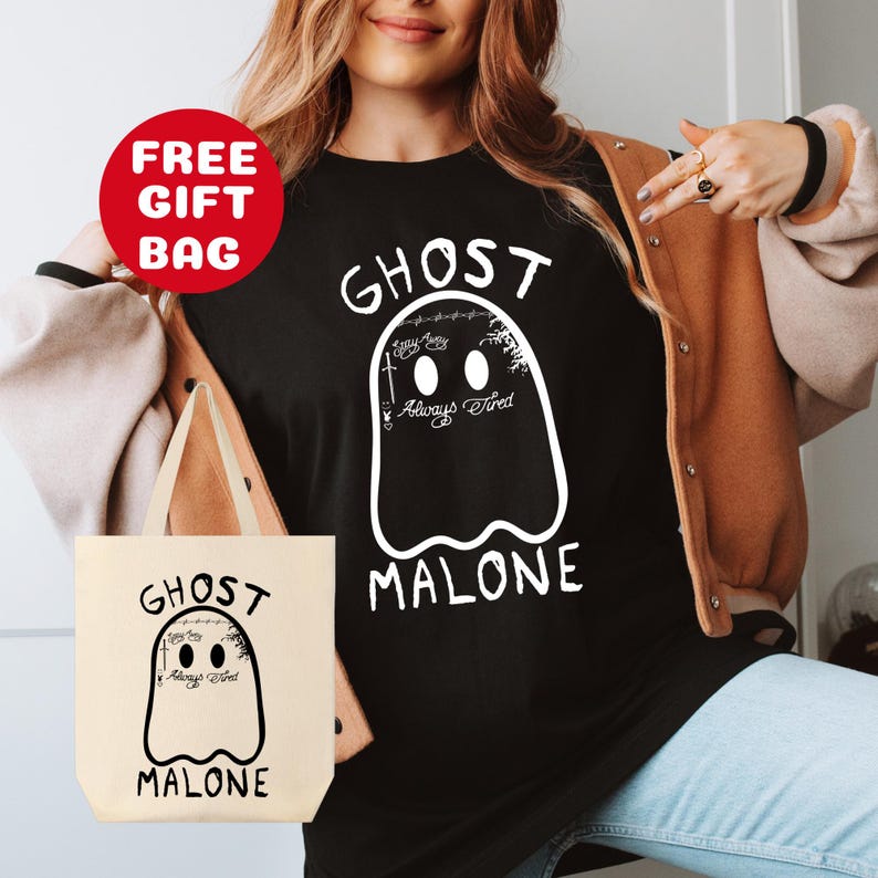 Puede incluir: Camiseta negra con un gr&aacute;fico de fantasma blanco y el texto "Ghost Malone" con las palabras "Easy, breezy, always tired" escritas en el fantasma. Tambi&eacute;n se muestra una bolsa de lona blanca con el mismo gr&aacute;fico y texto.