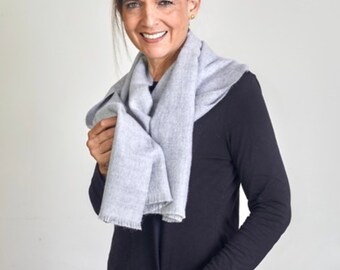 Hellgrauer Alpaka Schal Schultertuch