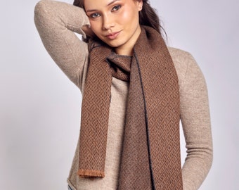 Alpaka Schal Braun mit Orange Motiv