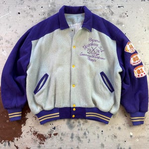Jaqueta bomber vintage de lã roxa e cinza dos anos 1970 para hóquei universitário
