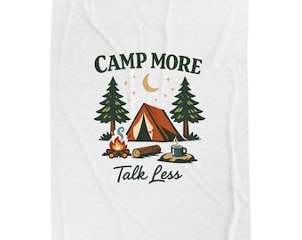 Acampa más, habla menos. Manta / Ilustración vintage de acampada, acogedor al aire libre.