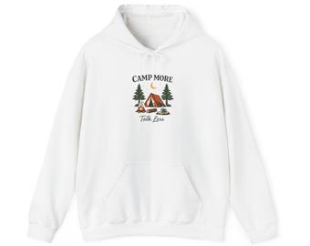 Sudadera con capucha "Acampa más, toma menos" / Ilustración vintage de campamento, acogedor al aire libre