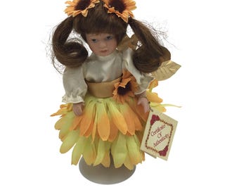 Muñeca de porcelana Collectors Choice con falda de pétalos de girasol y girasol, 9 pulgadas, hecha a mano.