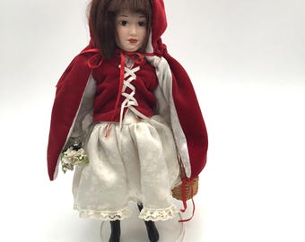 Muñeca de porcelana Caperucita Roja: Capa de terciopelo, vestido de encaje, cesta