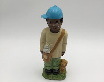 Figura vintage de niño con gorra azul y perro