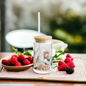 Floral sipper glass, gift idea for her, glass cup with lid, drinking glass with straw, gift for drinking lovers, glass cup with flowers