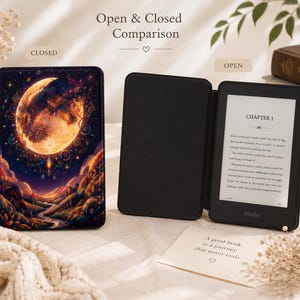 Könnte beinhalten: Eine schwarze E-Reader-Hülle mit einer lebendigen, farbenfrohen Illustration eines großen, leuchtenden Mondes über einer Landschaft. Die Hülle ist sowohl geschlossen als auch geöffnet dargestellt, wobei das offene Gerät Text von Kapitel 1 zeigt.