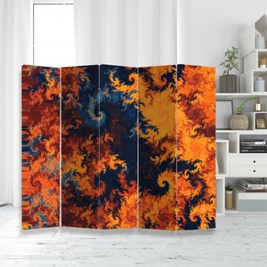 Puede incluir: Un biombo de cinco paneles con un patrón abstracto en espiral en tonos naranja, amarillo, marrón y azul.
