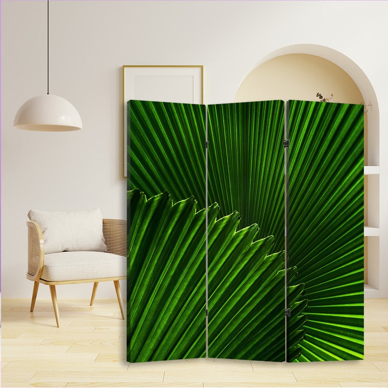 Puede incluir: Un separador de ambientes de tres paneles con un dise&ntilde;o de hoja de palmera verde. Los paneles son de madera y tienen un acabado natural.