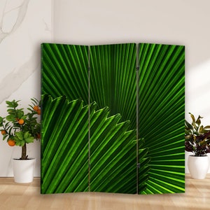 Puede incluir: Un divisor de habitaci&oacute;n de tres paneles con un dise&ntilde;o de hoja de palmera verde. Los paneles son de madera y tienen un acabado natural. El divisor es una excelente manera de agregar privacidad y estilo a cualquier habitaci&oacute;n.