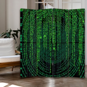 以下が含まれることがあります： 緑と黒のデジタルパターンが施された黒い部屋の仕切り。パターンはコードの行と円から構成されています。