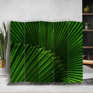 Puede incluir: Un divisor de habitaci&oacute;n de hoja de palma verde con cinco paneles. La hoja est&aacute; de cerca y la textura de la hoja es visible.