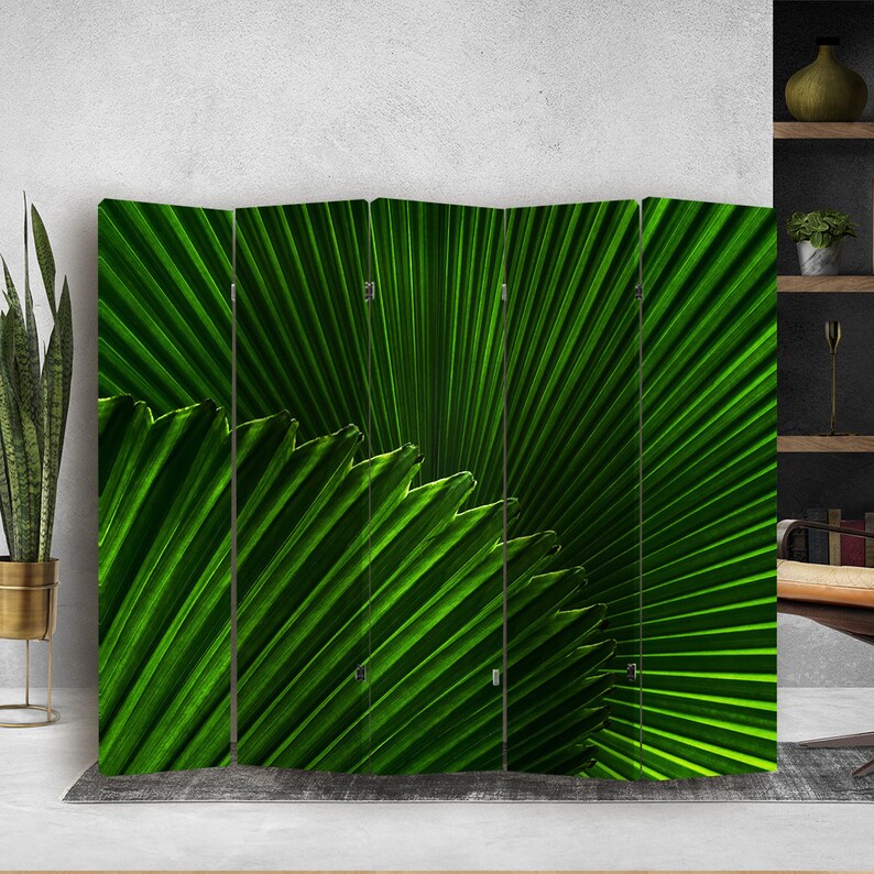 Puede incluir: Un divisor de habitaci&oacute;n de hoja de palma verde con cinco paneles. La hoja est&aacute; de cerca y la textura de la hoja es visible.