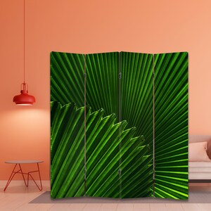 Puede incluir: Un divisor de habitaci&oacute;n de cuatro paneles con un dise&ntilde;o de hoja de palma verde. El divisor est&aacute; hecho de madera y tiene un acabado natural.