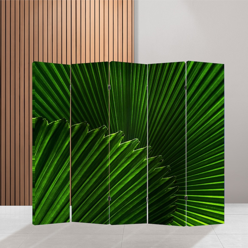 Puede incluir: Un divisor de habitaci&oacute;n verde con una imagen de primer plano de una hoja de palmera. La hoja es verde y tiene un patr&oacute;n radial.