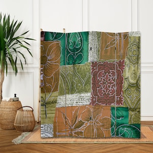 Puede incluir: Un separador de ambientes de cuatro paneles con un diseño de patchwork que presenta patrones florales y geométricos en tonos verdes, marrones y rojos.