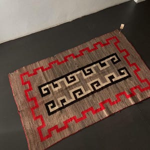 Dywan Navajo z lat 40. XX wieku.